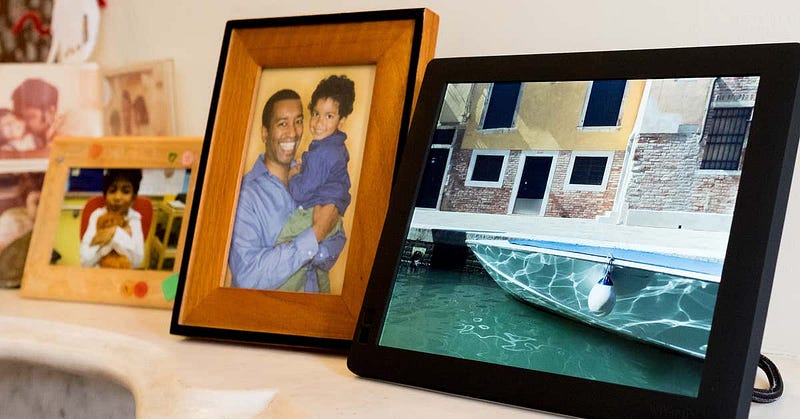 Transform an old phone into a digital photo frame